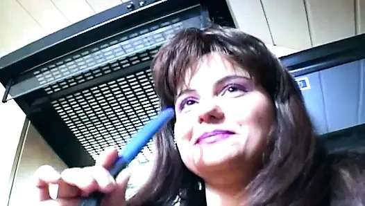 Mutfak anal dildo kendini emen ıslak memelerle esnetiyor