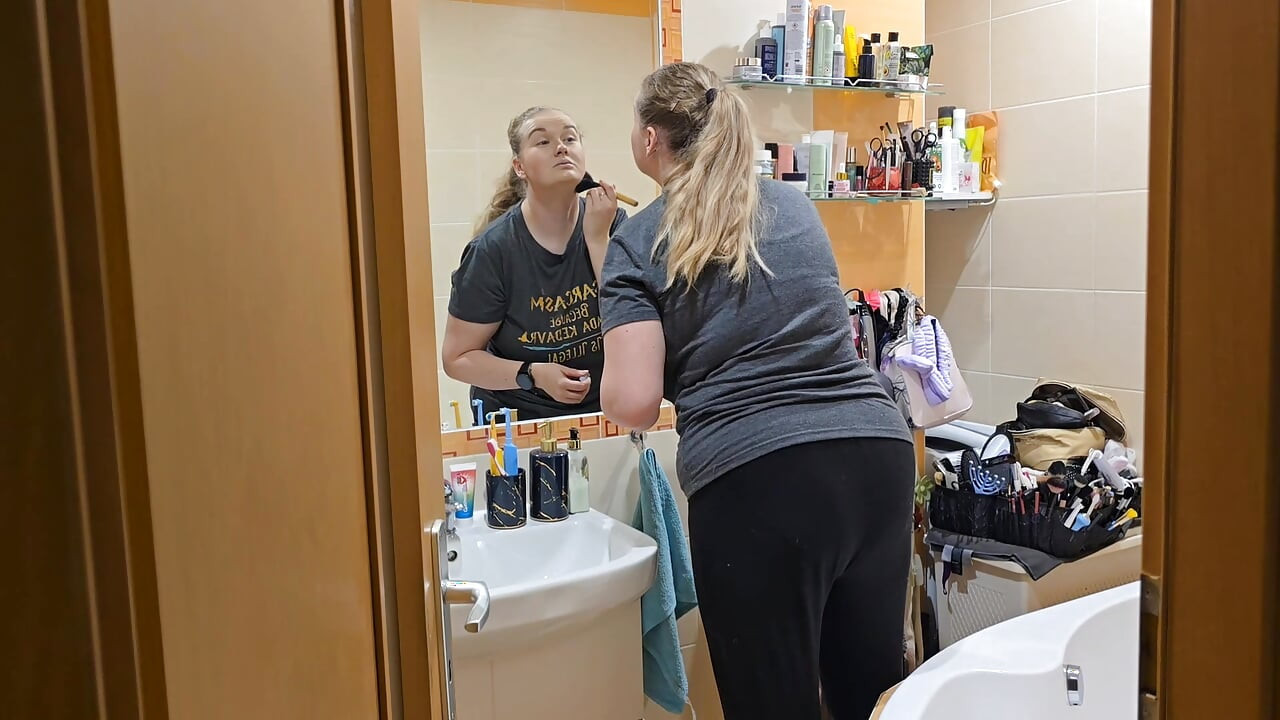 Ich Beobachte, Wie Meine Frau Sich Fertig Macht... Sie Sieht so Gut Aus - Spiegel-make-up-routine