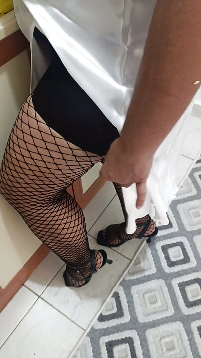 Hvid natkjole, fishnet-strømper, det er kvinden, jeg leder efter