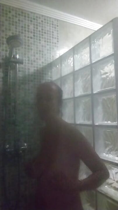 Main di kamar mandi yang sangat panas