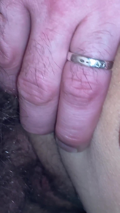 清掃員が窓の前で掃除中に犯され、女性の精液が出ました