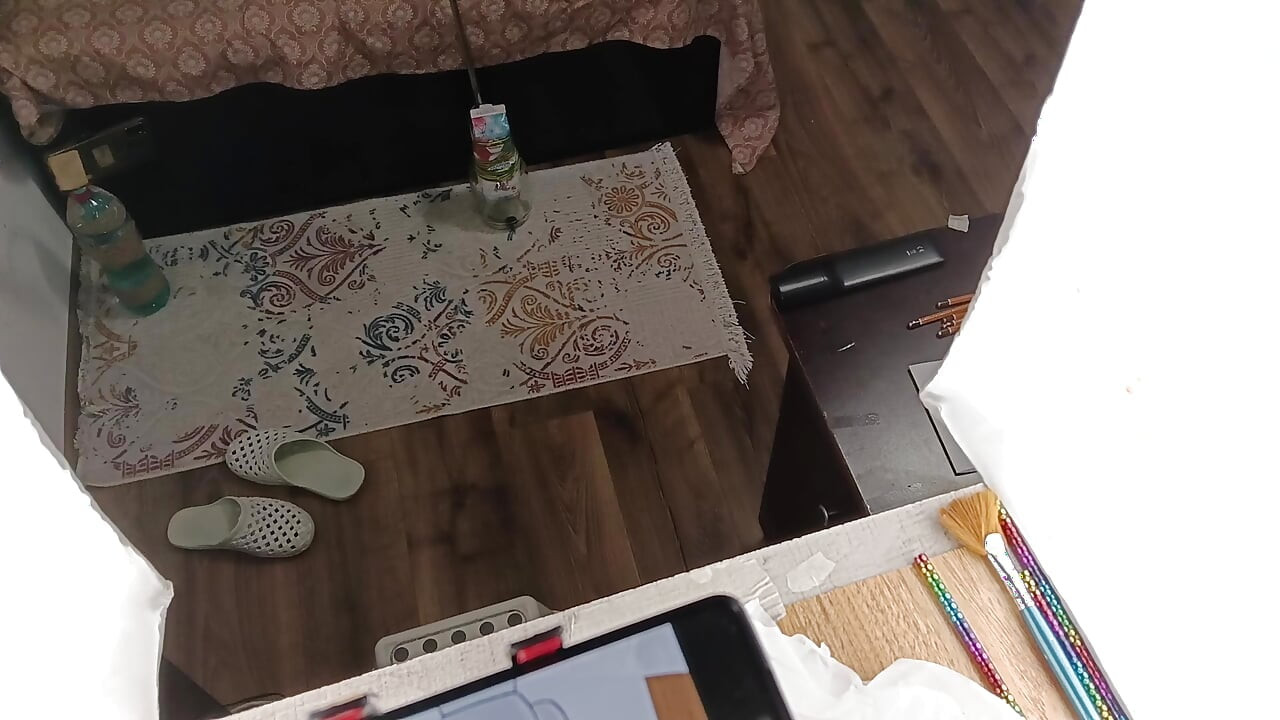 Seksi esmer evin etrafında çıplak ev işleri yapıyor