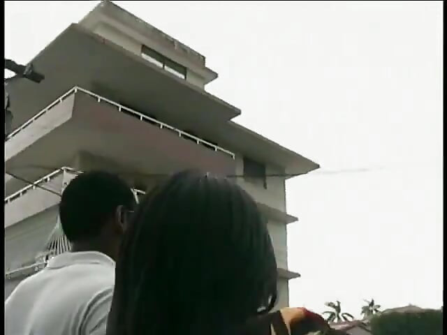 Sundar Chehra TrॅNi Ise Gand Se Lene Ke Lie Jhukti Hai