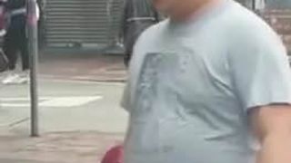 Chińczyk nago na ulicy (33 cale)