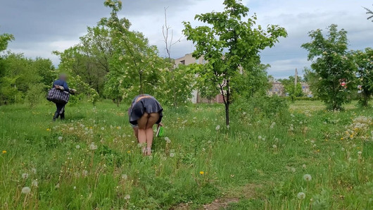 Una ragazza arrapata senza mutandine ha sollevato la gonna e mostra la figa ai passanti