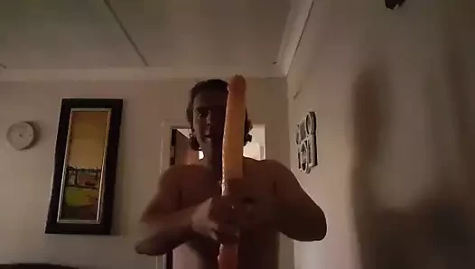 Kadın kılıklı dildo gırtlağına kadar alıyor
