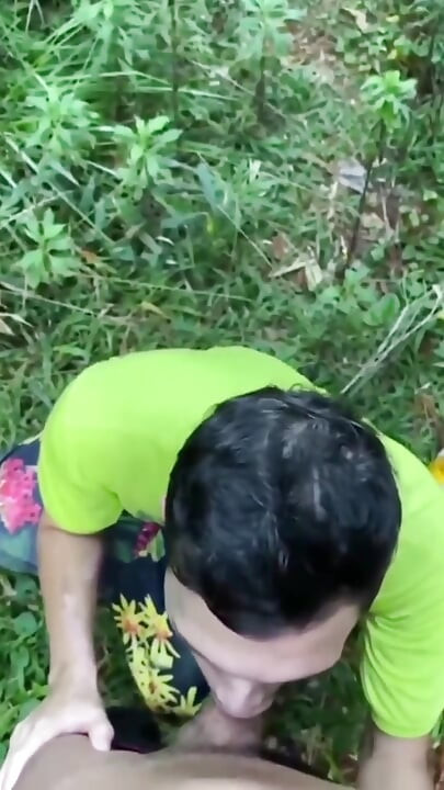 Ormanda iki erkek oral seks yapıyor