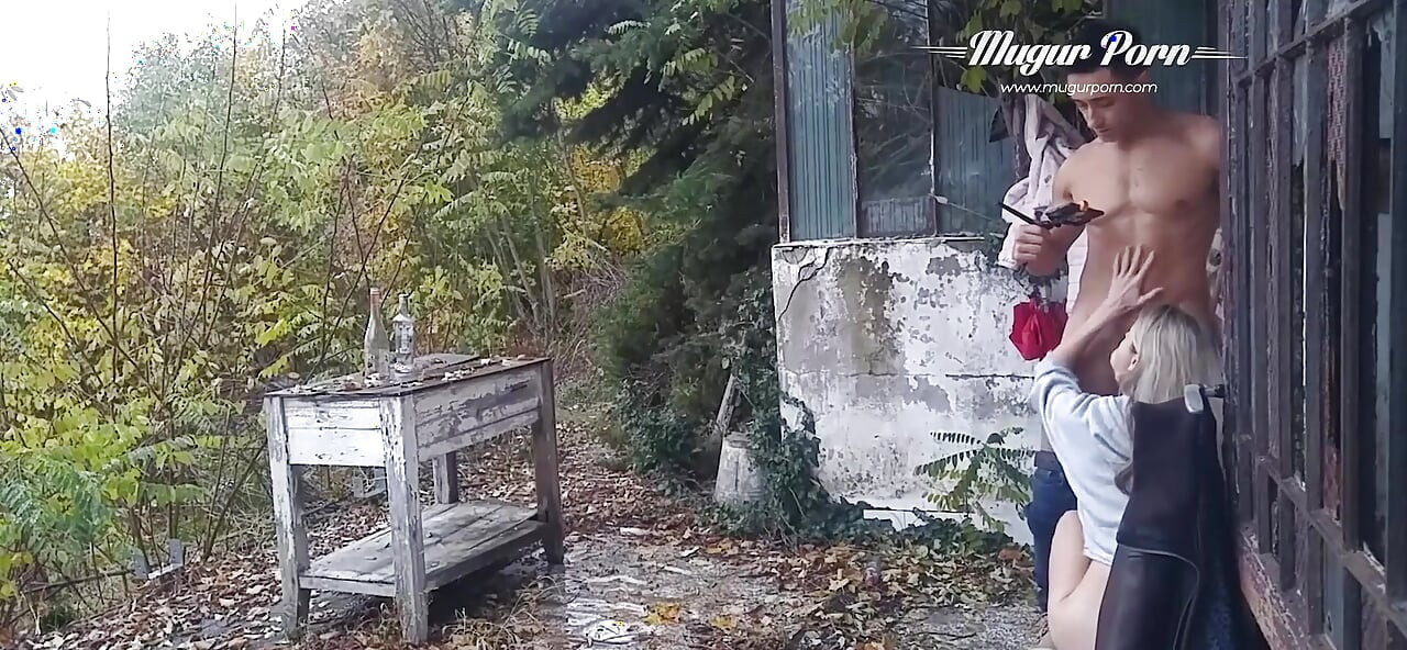 Sitna Gina Gerson sesija jebanja na otvorenom u kišnom danu