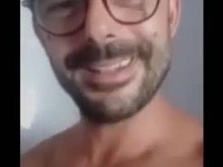 Italiaanse man toont hetero lul onder de douche