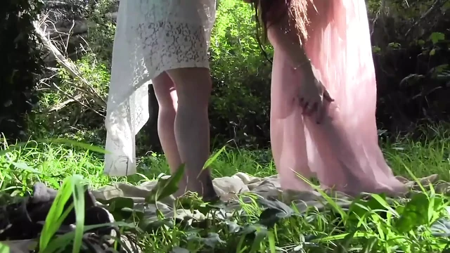 Bella Rossi Missy Minks ублажает друг друга на улице