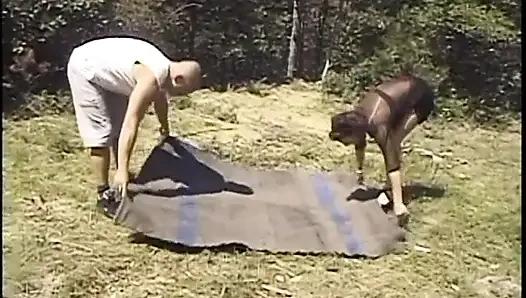 Bisexueller hengst bekommt seinen arsch von einem typen gefickt, während er ein brünettes schätzchen auf dem gras fickt
