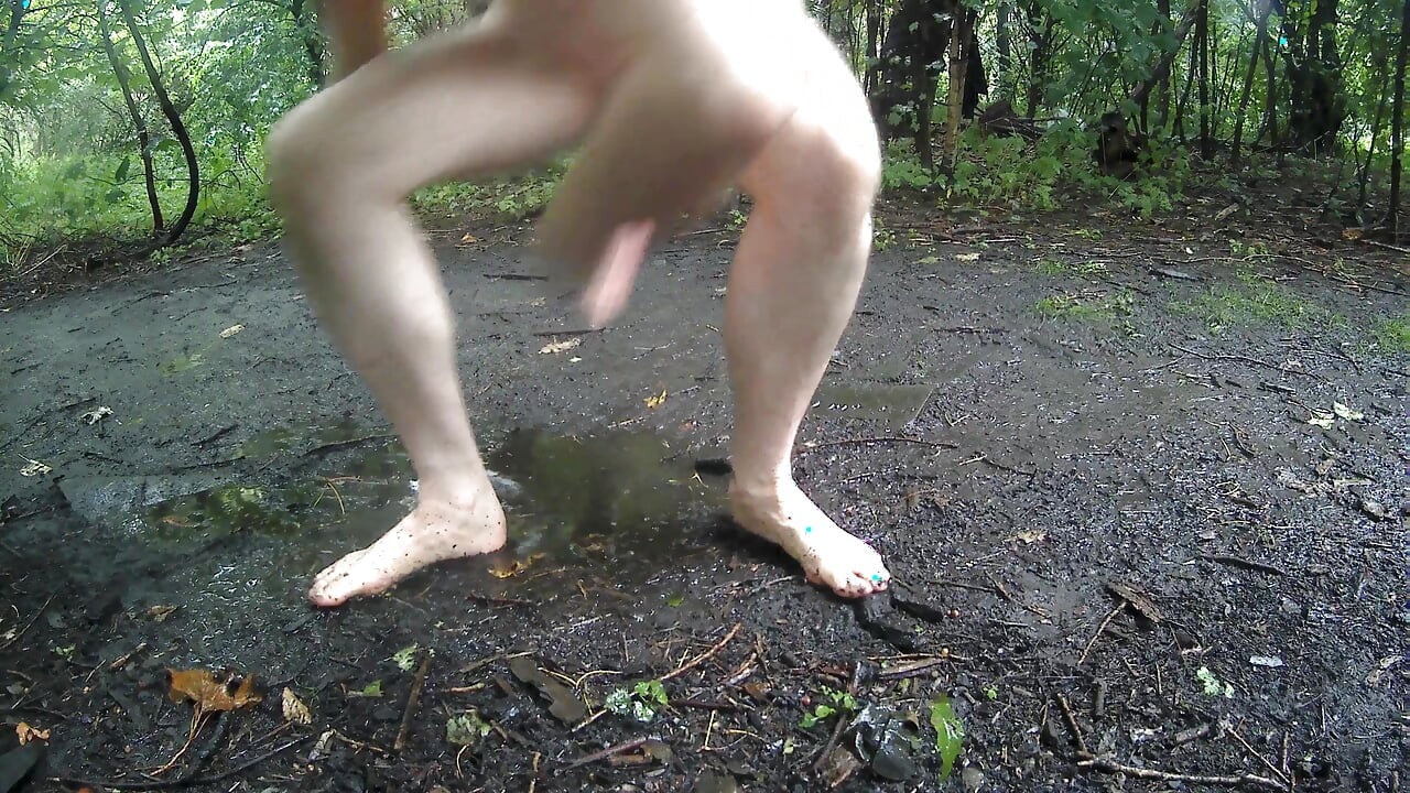 ジョナサンは外で裸で歩き回り、走り回ってオナニーしている。雨が降る中、彼は泥だらけの水たまりに濡れて座り、自慰をしている