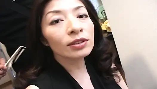 Tante seksi jepang lagi asik muasin memeknya pakai mainan seks