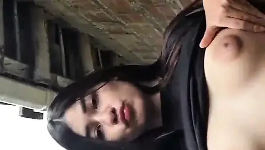 Yulieth Gomez berührt sich im park und zeigt ihre muschi und zieht sich aus