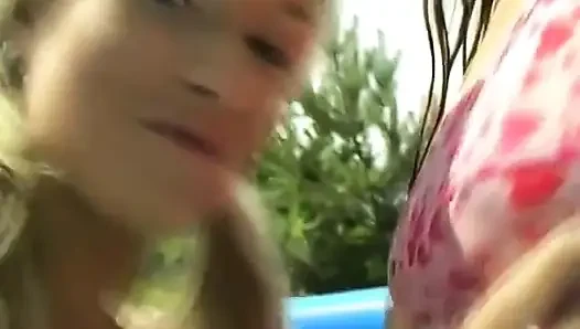 Lesbian bersenang-senang dengan dildo di pesta kolam renang