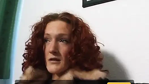 Симпатичная рыжая трахает пальцами ее любовную дырку