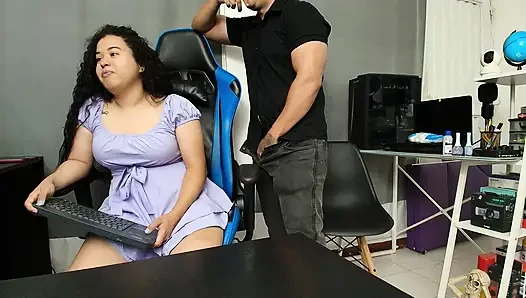 Cowok ini ngentot hot di kantorku, nakal bang1