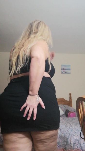 Eigengemaakte bbw blonde milf in korte zwarte rok die probeert te plagen - amateur mollige dikke blonde moeder.