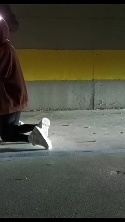 Jovem esposa fodida duro por um fã em um estacionamento | Clipe 2