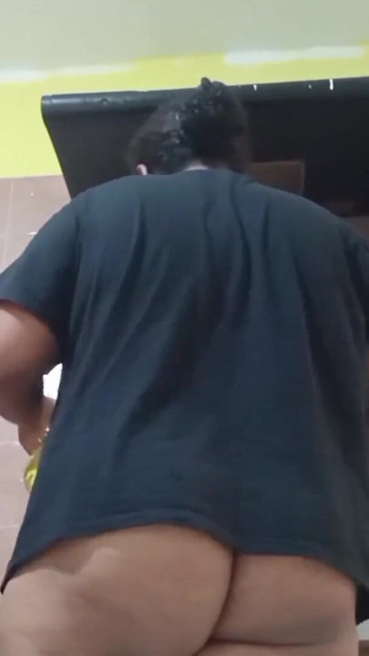 היא שולחת לי סרטון בזמן שהיא נכנסת למטבח בקאצ'טרו 4 | קליפ 1