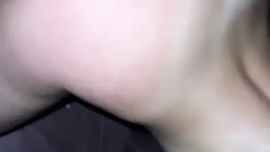 Genç bir kızın sulu götü büyük bir yarağa biniyor