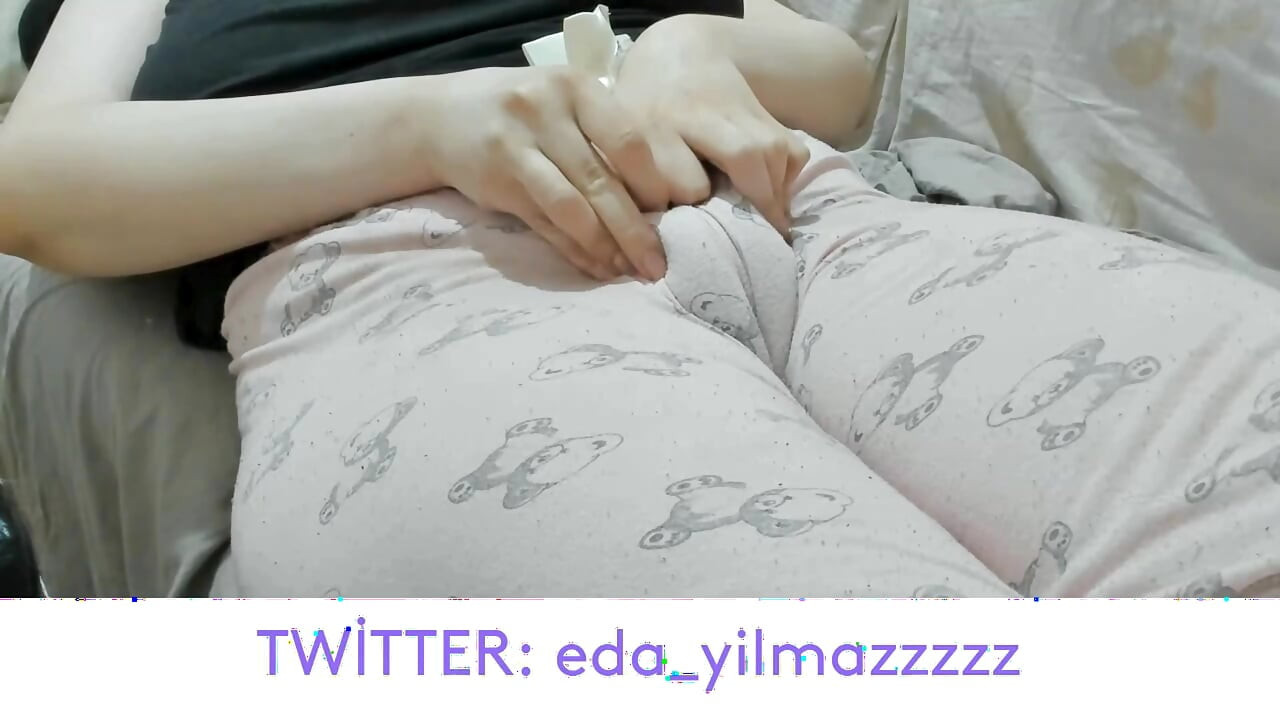 CAMEL TOE - BUCETA INCHADA - BUCETA INCHADA - BUCETA GRANDE - MILF TURCA - PORNÔ TURCO - PIJAMA