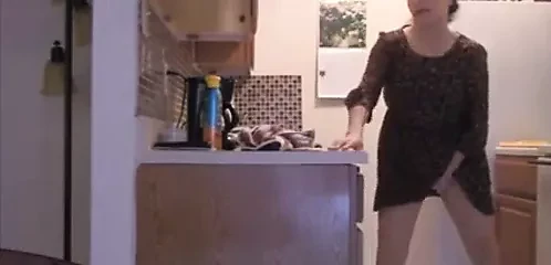 A dögös mostohaanya ugratja és maszturbál a konyhában