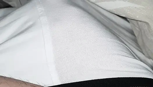 Geile stiefmutter hand unter stiefsohn-unterwäsche, macht ihn zu einem handjob zu seinem großen schwanz