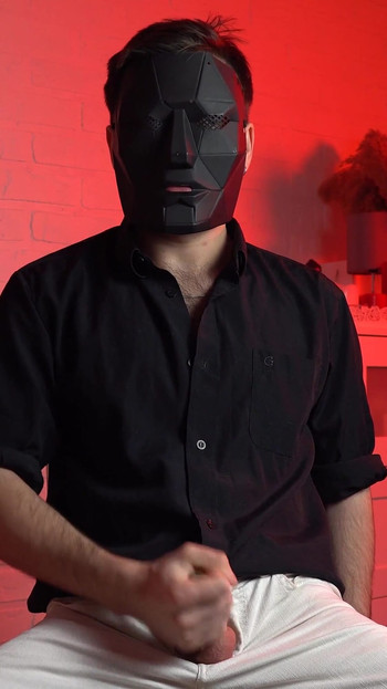 来自“戴面具的英俊男人诺埃尔·德罗观看淫荡色情片和撸管的精彩时刻。一个年轻人的大声呻吟和高潮。