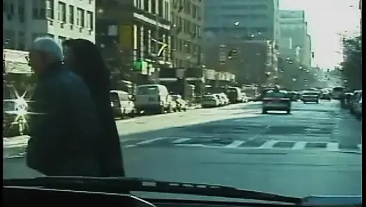 Пригородные рыжие Carpools с ползучей, который унижает ее в машине в городском движении