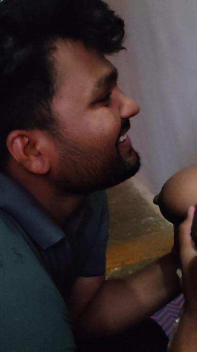 Bhabhi aapne boyfriend ko ghar bula leti he aaur aapne bade bade boobs aapne boyfriend se chusvati he aaur boyfriend… | Clip 1