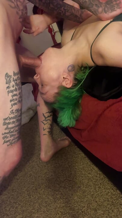 Süßes mädchen amber green wird ins gesicht gefickt