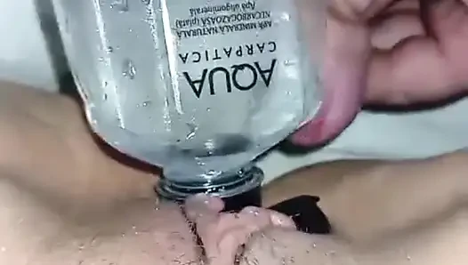 Masukkan air dari botol ke dalam vagina