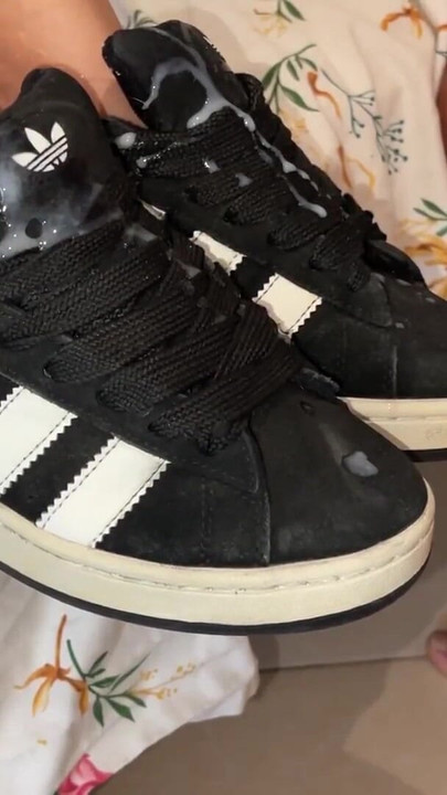 Accattivante momento dal "dopo il pompino mi supplisce di sborrare sulle sue scarpe"