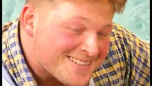 Bestrumpfte brünette spritzte beim leidenschaftlichen retro-sex in den mund