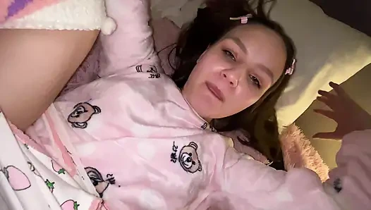 ВОЗБУЖДЕННАЯ СВОДНАЯ СЕСТРА ПРИШЛА С ВЕЧЕРИНКИ