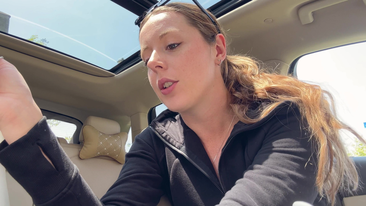 愛車の後部座席でピンクのディルドでオナニー