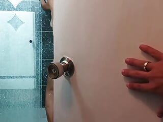 Vedo la mia matrigna fare la doccia e masturbarsi, vorrei scoparla.