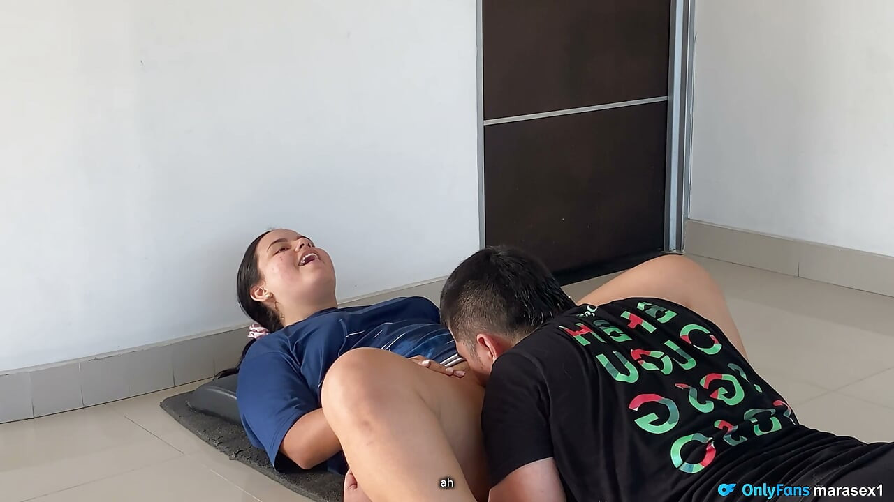 운동 끝난 빅 애스 라티나가 거대한 사정을 받았어요!