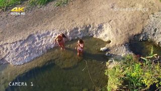 College schoolmeisjes op het gras