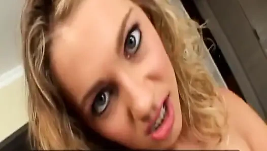 Cewek pirang bukkake blowbang muncrat di pesta seks basah kuyup