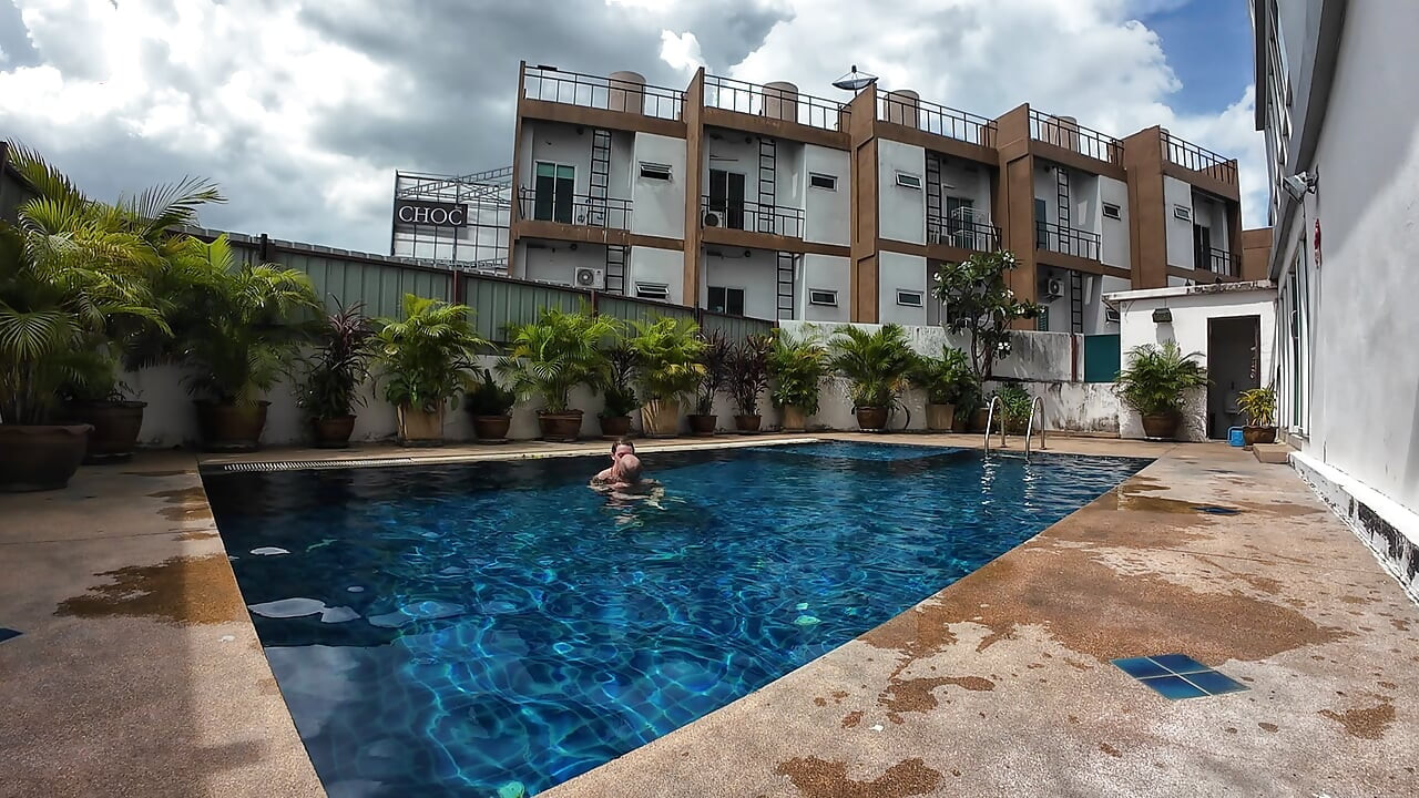 Hamen apne sviming pool men khelte hue dekhen