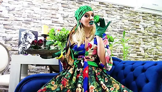 Kiss Poison Ivy 's Green Lips