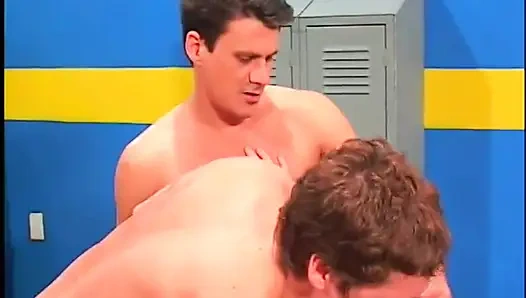 Braunes haar, studenten-schätzchen bekommt sperma nach süßer doppelpenetration in der umkleidekabine