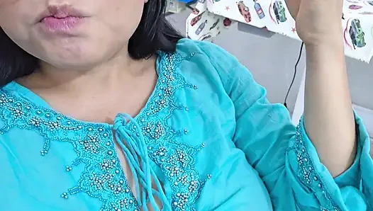 Lapar di dapur: camilan seksi dengan apel dan mainan favoritku