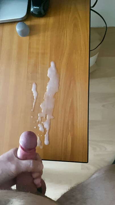 Voyons quelle grosse éjaculation peut sortir d'une queue de 15 cm
