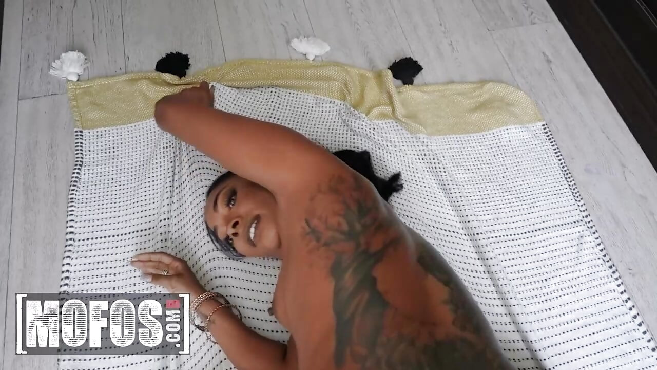 MOFOS - Cali Caliente koristi svoje zavodljive pokrete u kuhinji da dobije Charles-ove ključeve od auta za dan