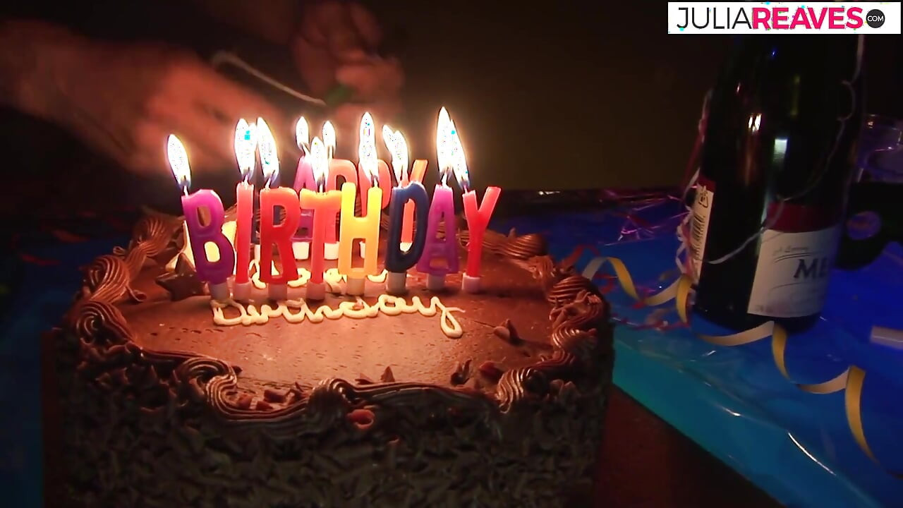 सेक्सी लड़की कराहती है क्योंकि वह विशाल वीर्य शॉट के लिए राक्षसी लंड की सवारी करती है