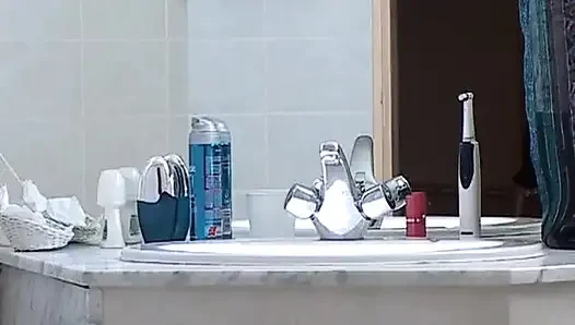 Yaramaz hizmetçi ev sahibi tarafından sikiliyor
