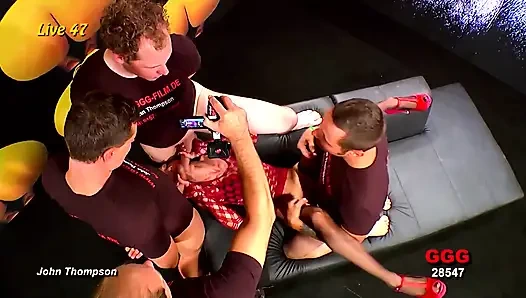 Пять возбужденных шлюшек-чирлидерш фистинг и сквиртуют в лесбийской оргии!